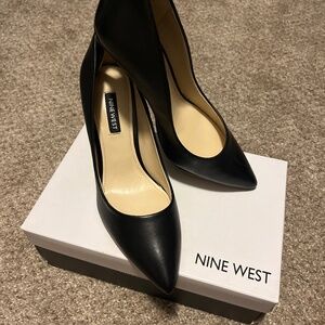 Nine West Black Leather Ezra pumps 6.5